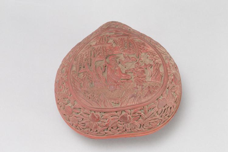 剔红八仙图桃式盒