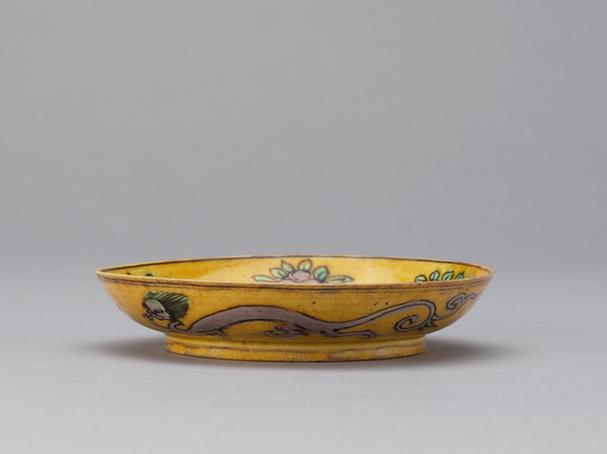 万历款黄地紫绿彩龙纹盘