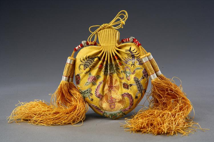黄色缎平金绣五毒葫芦纹活计-荷包