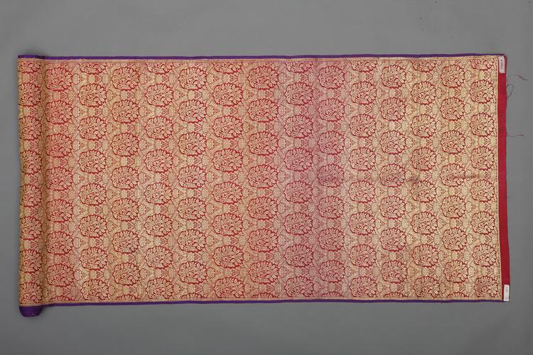 红色地牡丹荷花纹回回织金锦