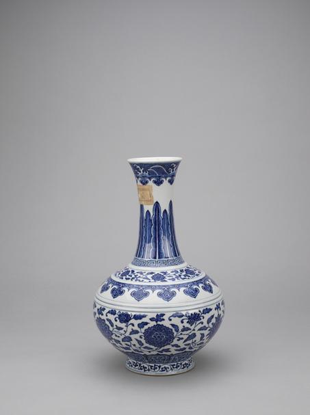 嘉庆款青花缠枝莲凸弦纹赏瓶