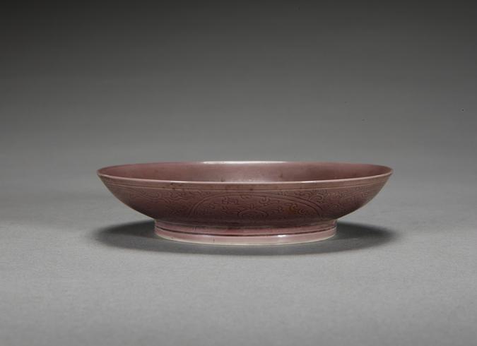 雍正款藕荷色釉暗刻缠枝花纹碟