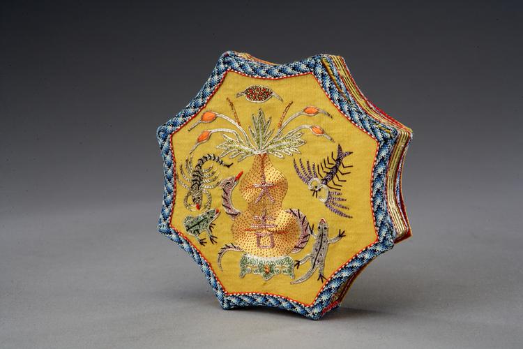 黄色缎平金绣五毒葫芦纹活计-粉盒