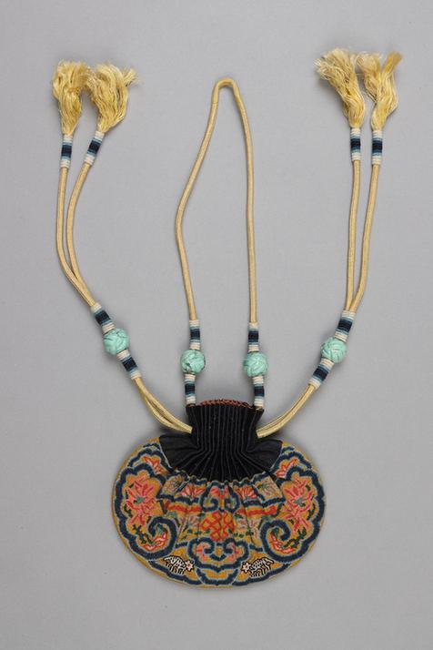 石青色缎口满纳菊花盘肠纹椭圆荷包