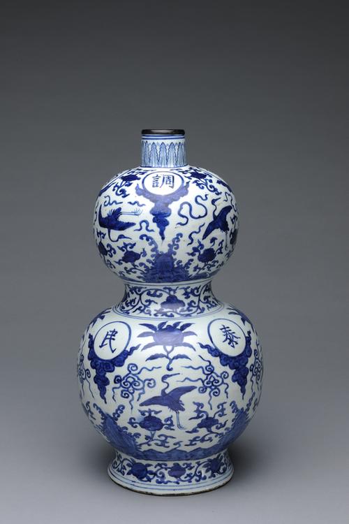 嘉靖款青花“国泰民安”云鹤纹葫芦瓶