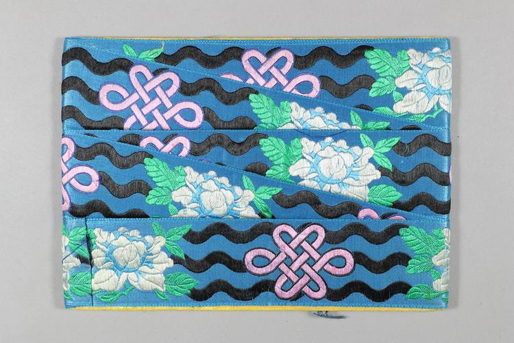 品月色缎地淡彩水浪盘肠牡丹纹绦