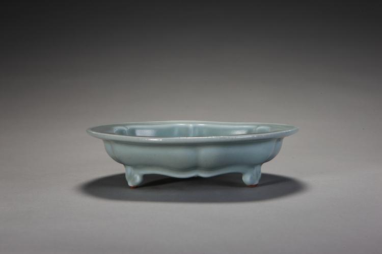 雍正款天蓝釉菱花式洗