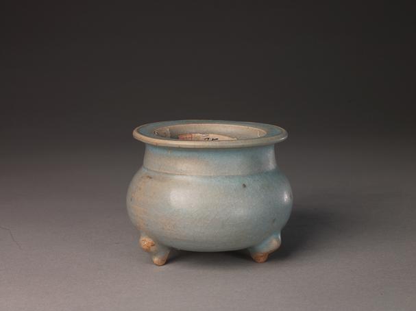钧窑天蓝釉三足炉