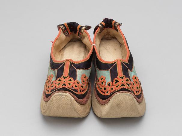 湖色缎绒花卉纹头加红边皂鞋