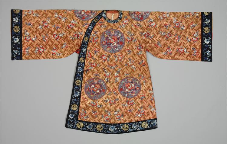 红色缎绣十团蝠桃金斜万字纹男蟒