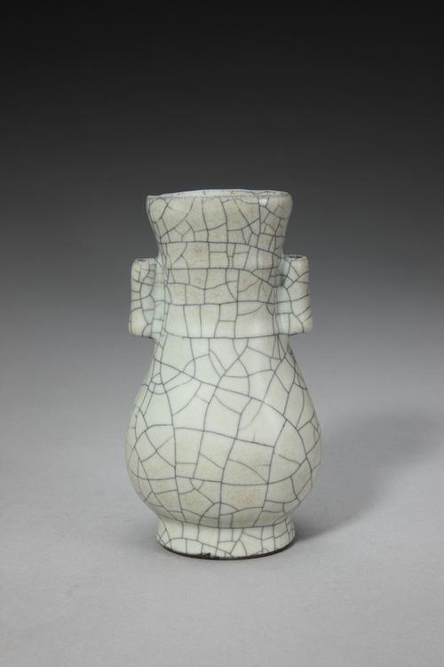 哥窑青釉贯耳瓶