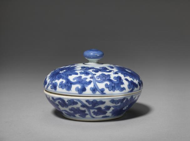 青花缠枝莲纹圆盒