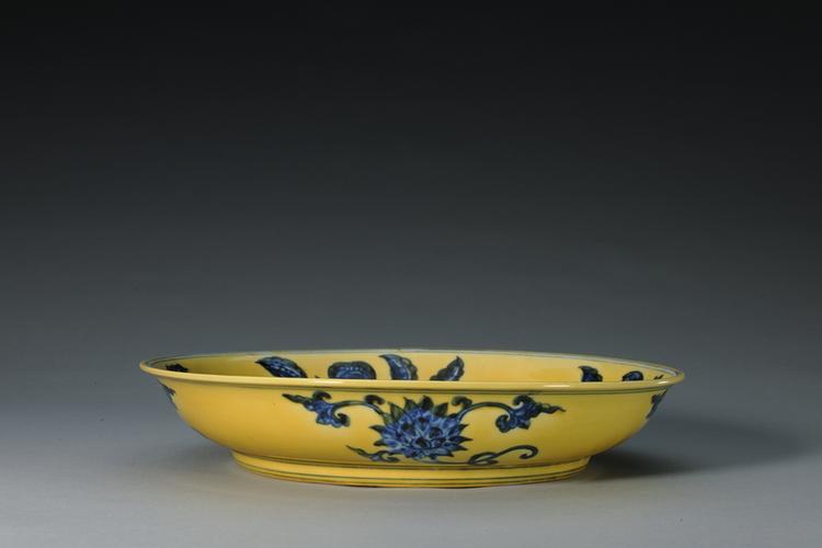 正德款黄地青花花果纹盘