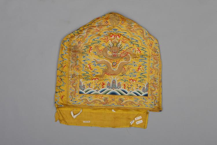 黄色缎绣云蝠海水金龙纹靠背拆片