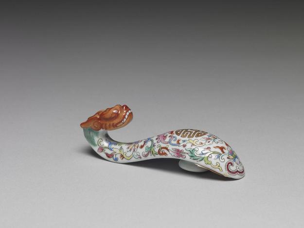 白地粉彩万寿花卉瓷带钩