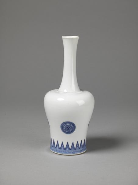 康熙款青花团花纹长颈瓶