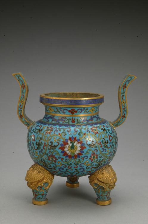 乾隆款掐丝珐琅勾莲纹朝冠耳三足炉