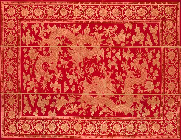 红色地金云龙缠枝莲纹漳绒垫料