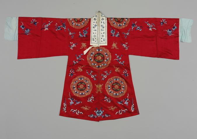 红色缎绣十团喜相逢花卉葡萄金暗八仙纹女帔