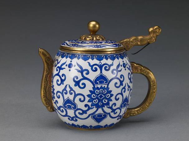 乾隆款画珐琅白地蓝花卤壶