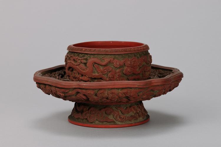 乾隆款剔红云龙纹葵瓣式盏托