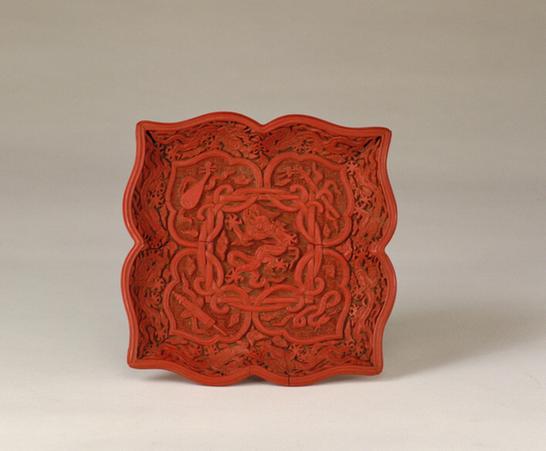 嘉靖款剔红风调雨顺云龙纹菱花式盘