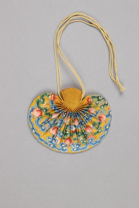 黄色缎绣九桃纹椭圆荷包