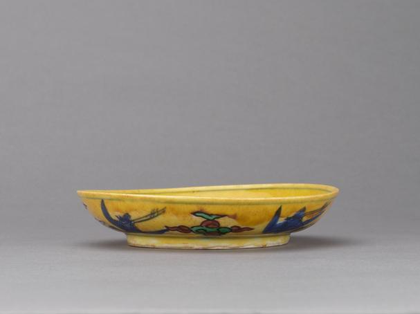 万历款五彩里龙外云鹤纹盘