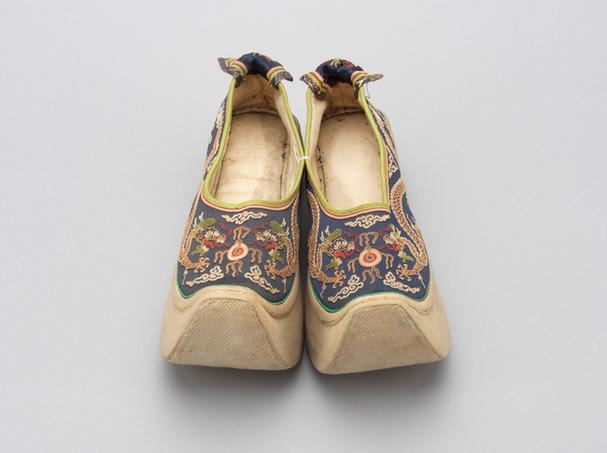 石青色缎缉线绣二龙戏珠纹皂鞋