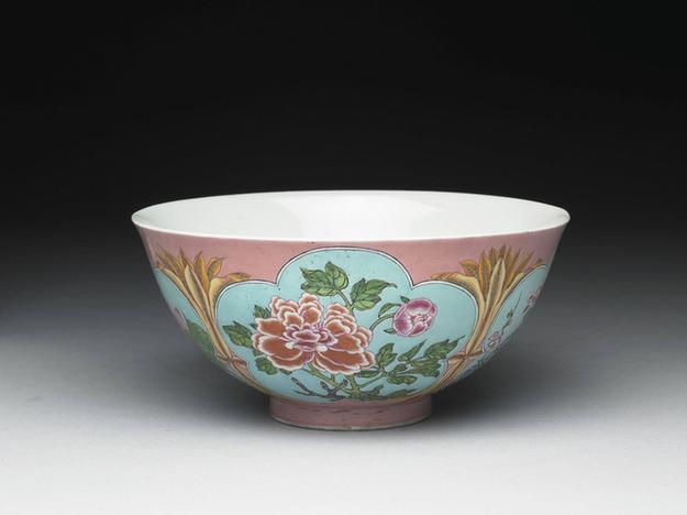 康熙 珐瑯彩瓷粉红地开光四季花卉碗