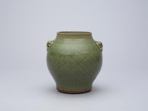 龙泉窑青釉刻花格纹兽面耳罐