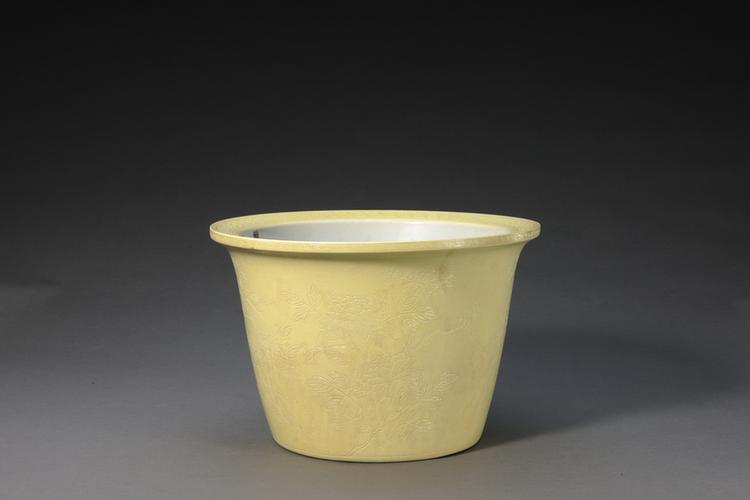 体和殿款黄釉暗划花卉纹花盆