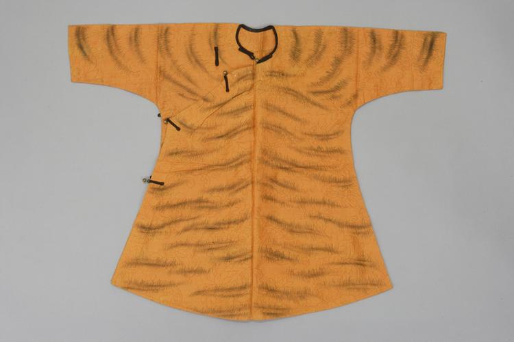 杏黄色菊蝶纹实地纱画虎皮小单袍