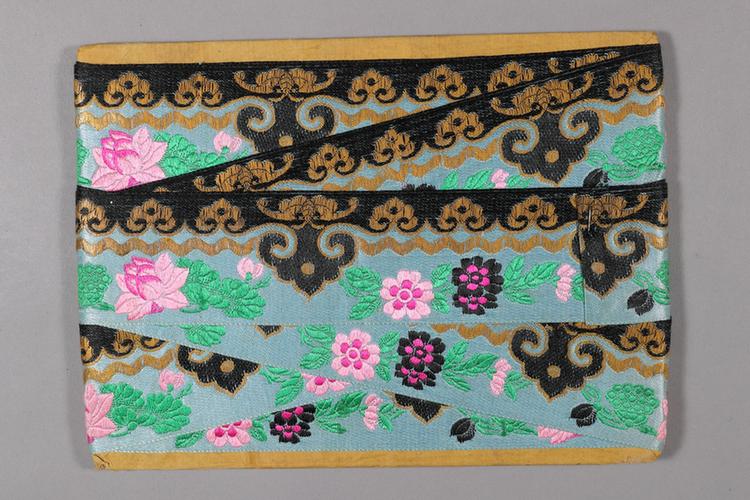 湖色缎地荷花月季云头纹绦