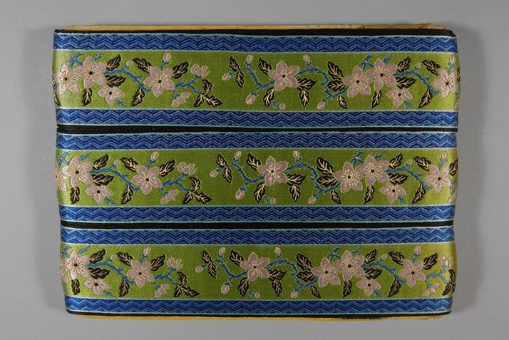 浅绿色缎地织金三蓝立水边时花纹绦