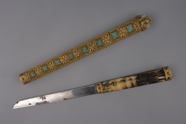 铜镀金嵌松石牛角柄鞘刀