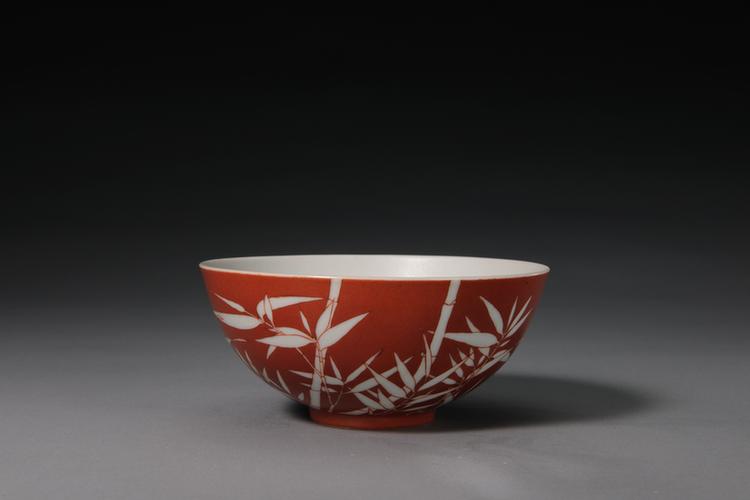 道光款矾红地拔白竹纹碗