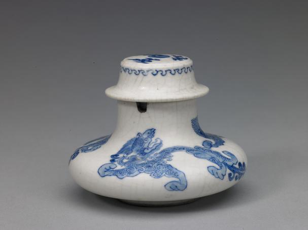 青花三螭纹带盖水丞