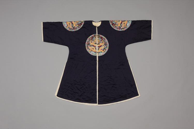 石青缎绣四团彩云金龙纹银鼠皮衮服