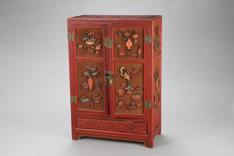 剔红缠枝莲纹开光博古纹柜