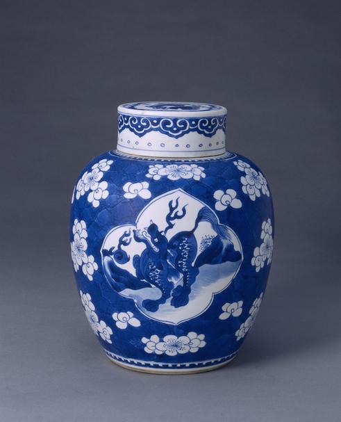青花冰梅开光异兽图盖罐