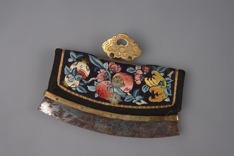 蓝色缎绣三多荷包式火燫