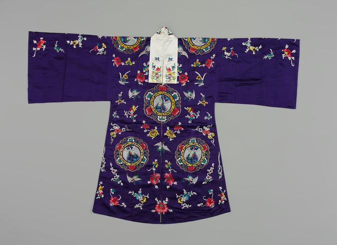 藕荷色缎绣十团鹤纹女帔