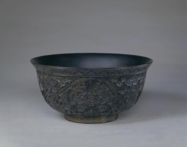 乾隆款剔黑缠枝莲纹碗