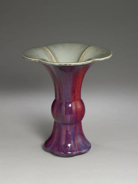 炉钧釉海棠式瓷瓶