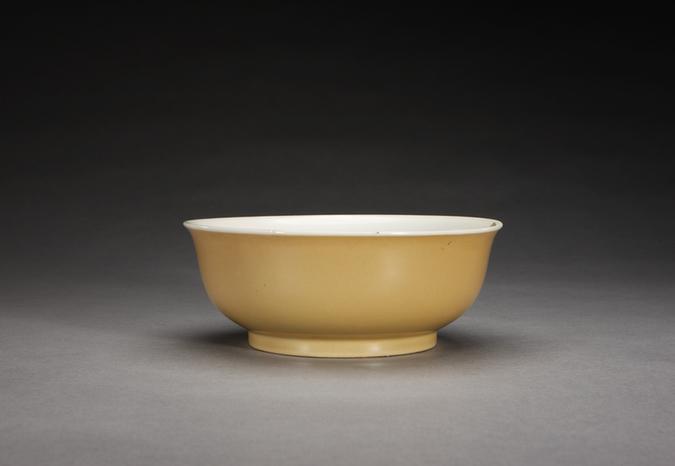 雍正款米黄釉白里墩式碗