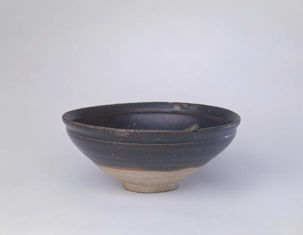 吉州窑黑釉梅花斑纹碗