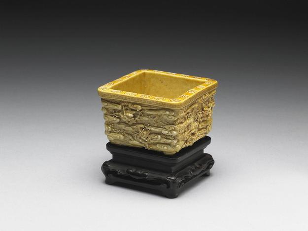 娇黄凸雕九龙纹方盂 「吴为制」款