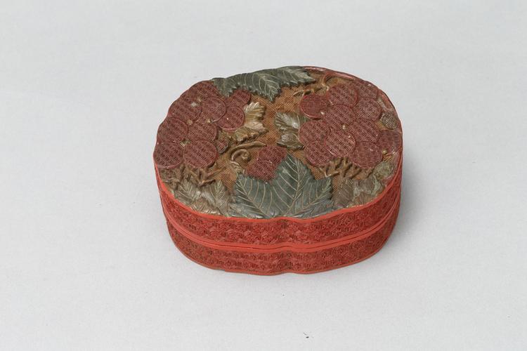 堆彩荔枝纹盒