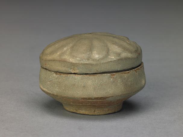 邛窑青釉刻花莲瓣纹盖盒